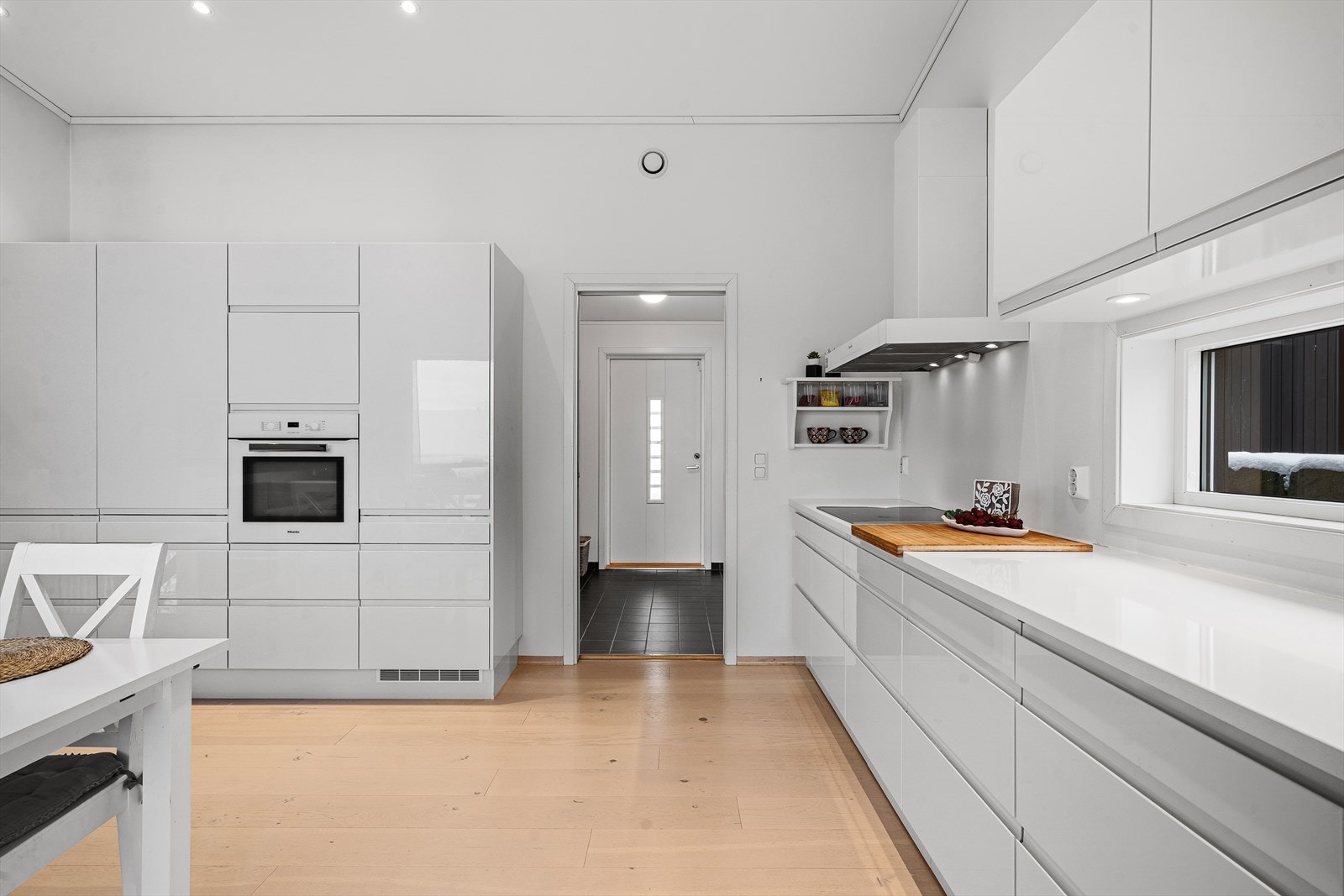 I tillegg til stort kjøkken er det grovkjøkken like ved. Også praktisk bi-inngang i dette rommet. Galleribilde