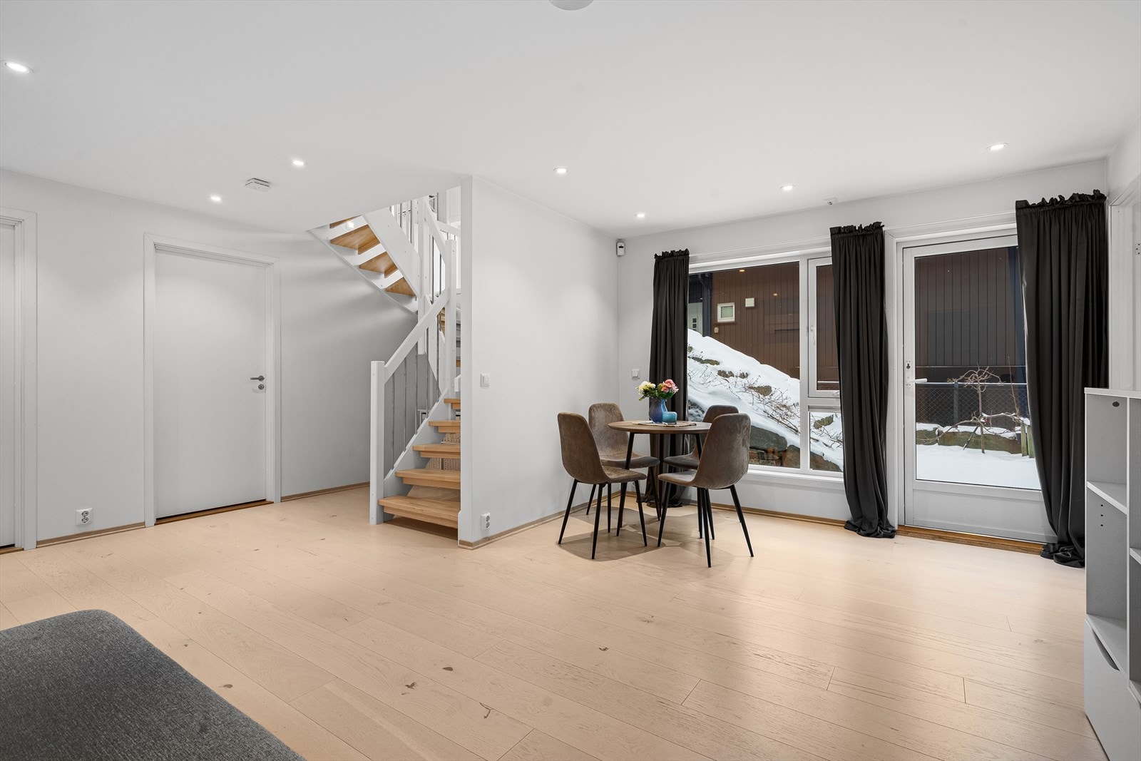 Kjekk kjellerstue med utgang til nedsiden av huset. Galleribilde