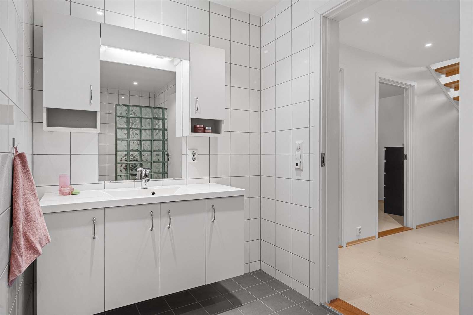 Romslig, praktisk bad i underetasjen. Galleribilde