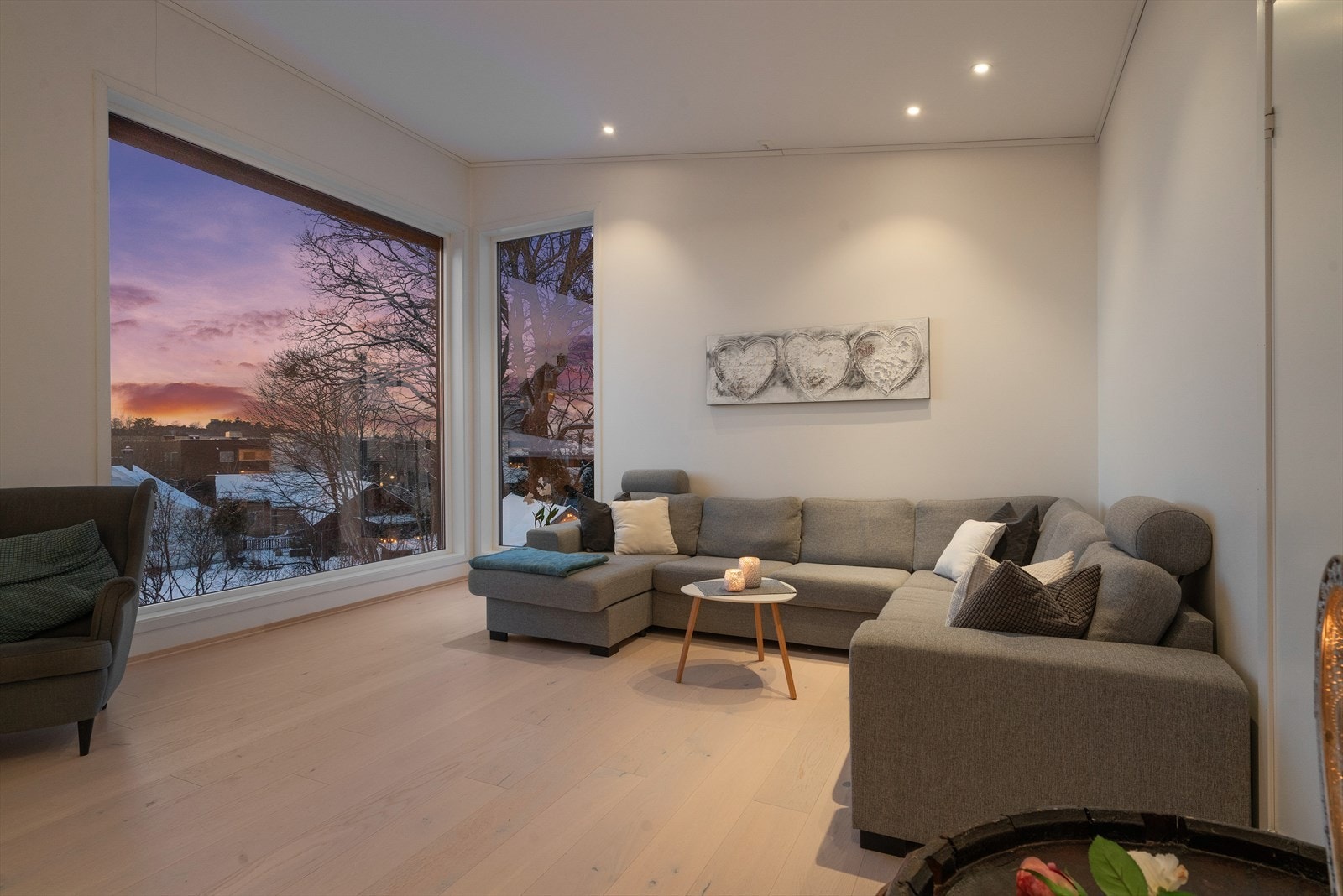 Man bor utrolig sentrumsnært, men samtidig ligger boligen rolig til. Her blir det utrolig fint på sommeren når trærne på utsiden blir grønne. Galleribilde