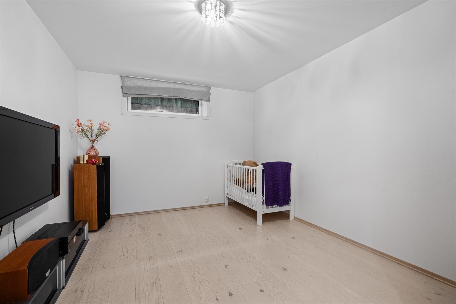 Rom i underetasje som i dag benyttes som kjellerstue. Rommet er omtalt "hobby" på originale tegninger. Galleribilde