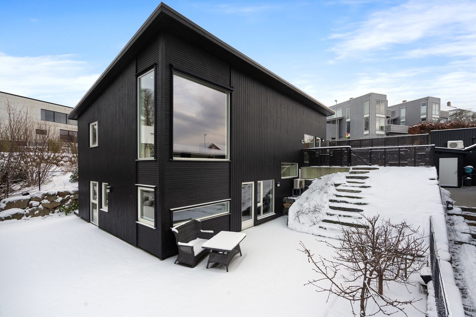 Kjekk bolig med uteplass både på oppsiden og nedsiden av huset. Galleribilde