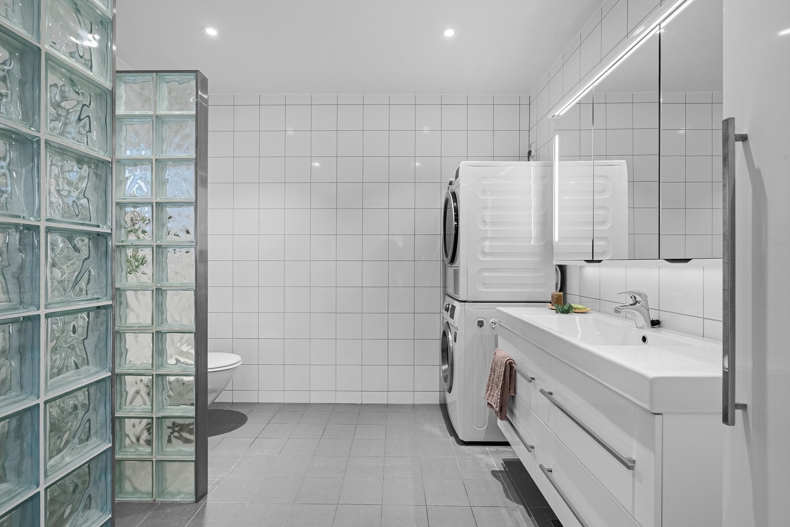 Romslig, stort bad tilknyttet hovedsoverommet. God plass til vaskemaskin/tørketrommel ved behov. Galleribilde