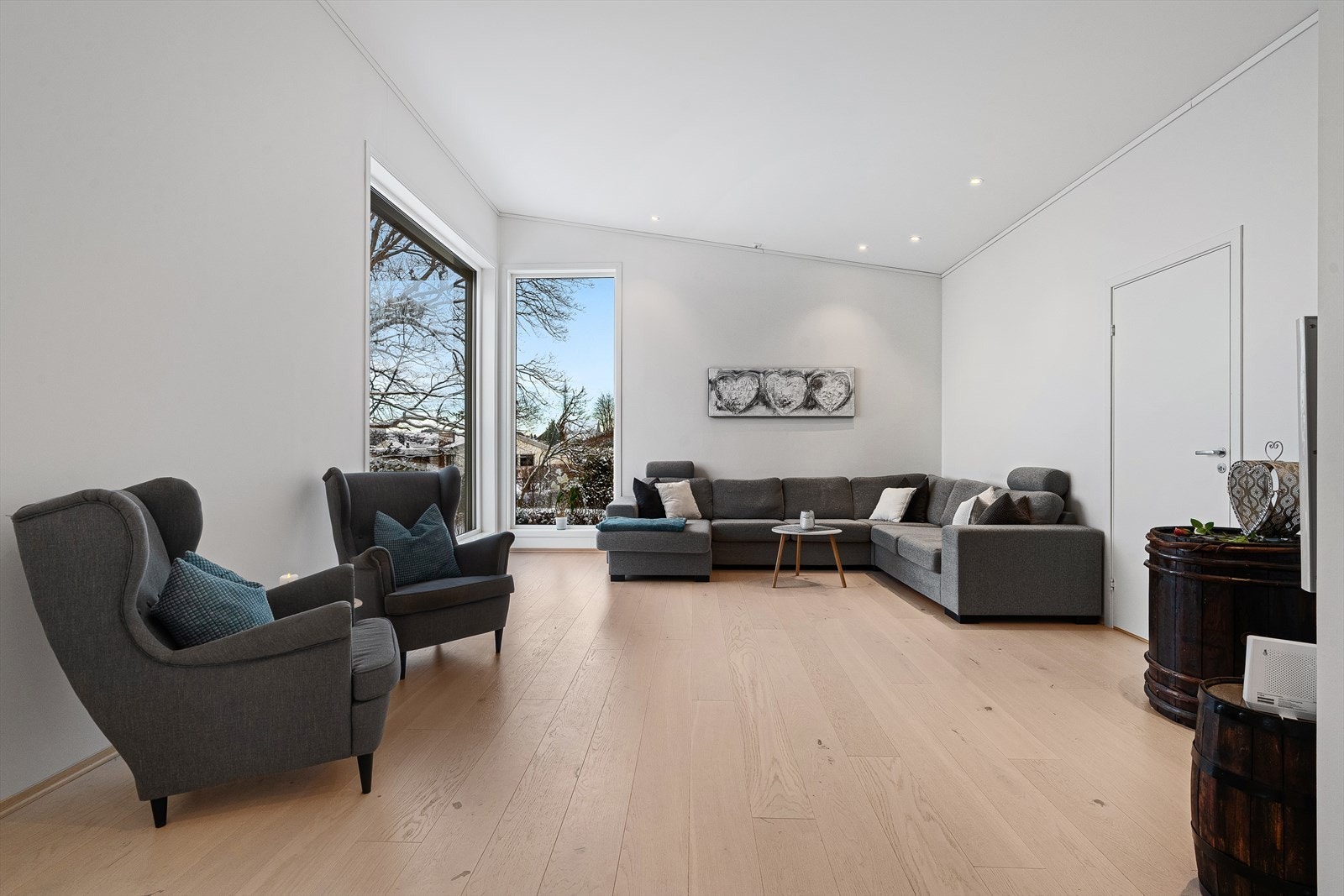 Romslig stue med store vindusflater og ekstra god takhøyde. Galleribilde