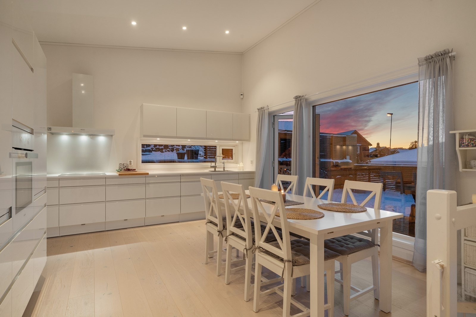 Romslig kjøkken med mye skapplass. Galleribilde