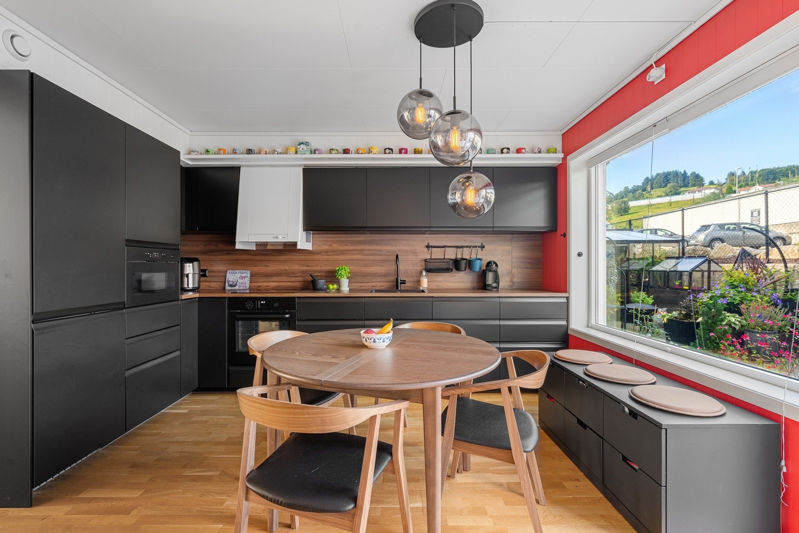 Lekkert kjøkken med integrerte hvitevarer Galleribilde