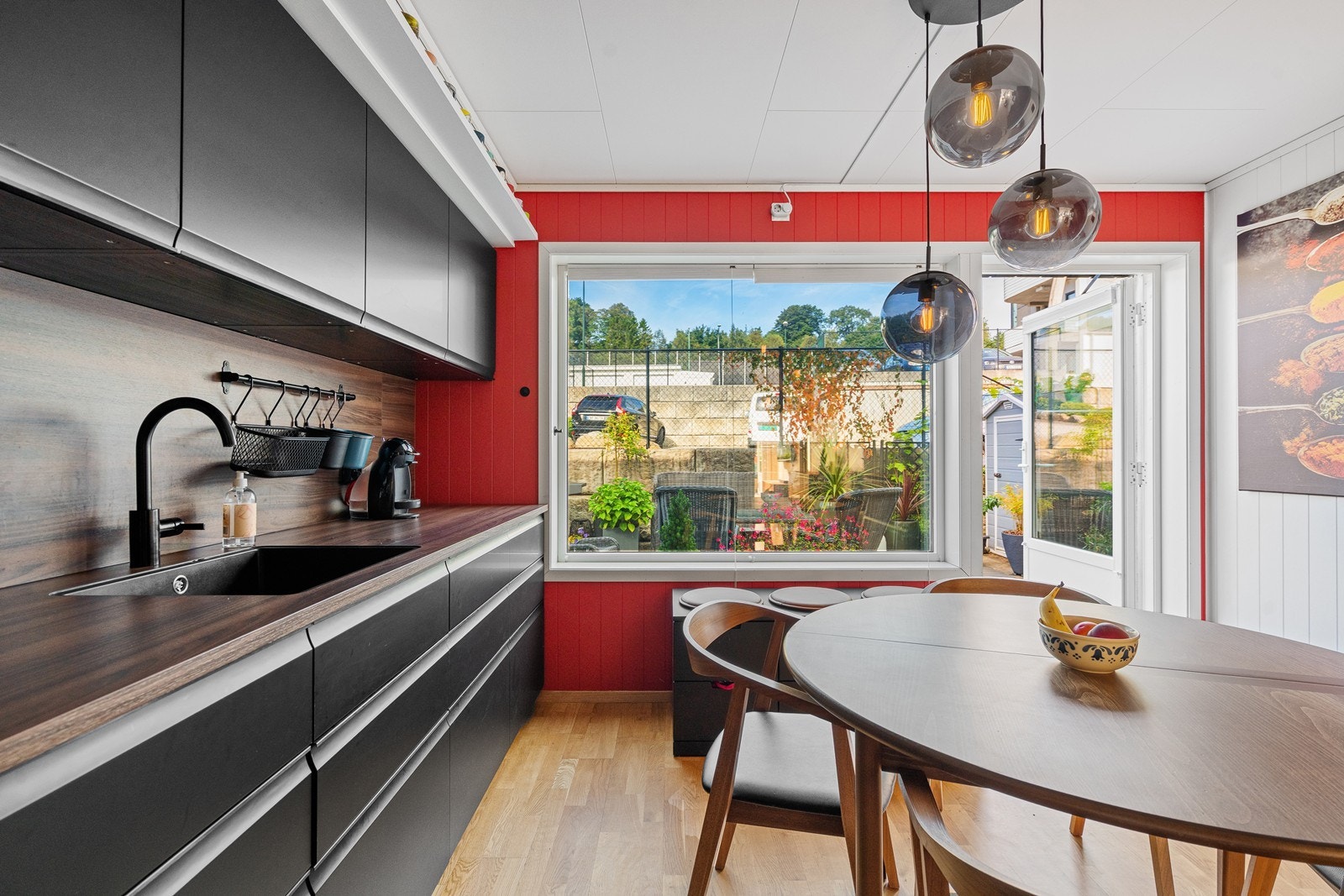 Kjøkken med utgang til stor terrasse Galleribilde