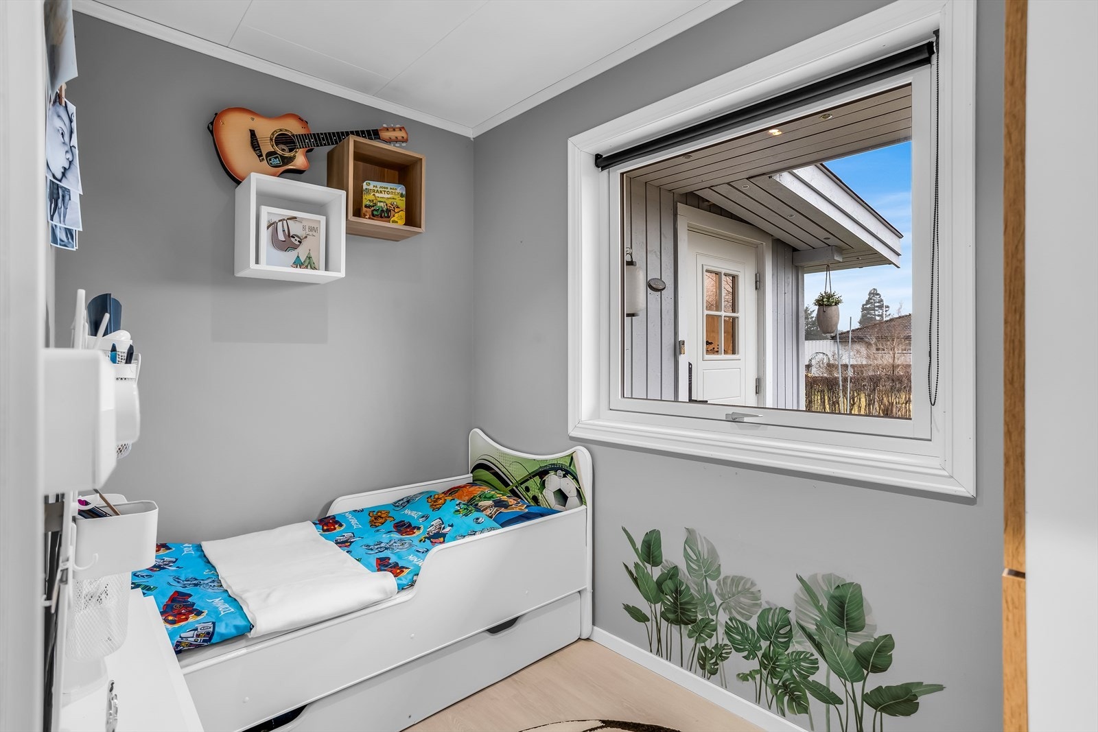 Et av soverommene i hovedetasjen, egnet som barnerom eller kontor. Galleribilde