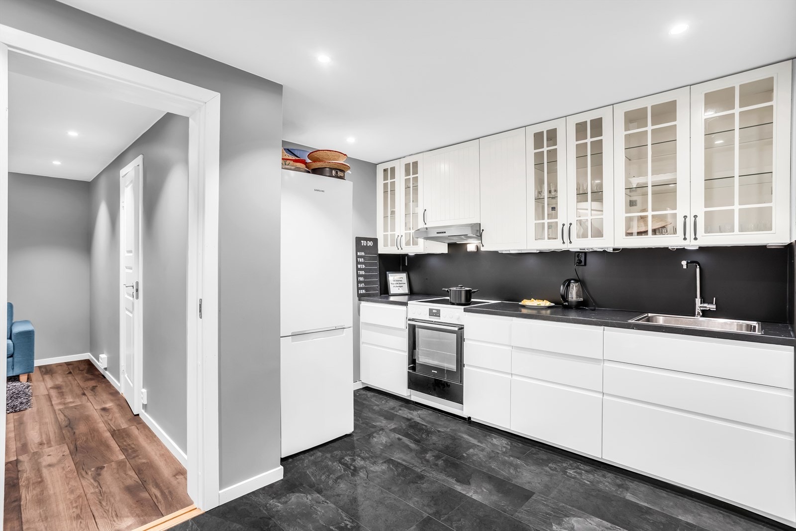 Det er installert kjøkken i underetasjen, der det tidligere har vært trapp. Galleribilde