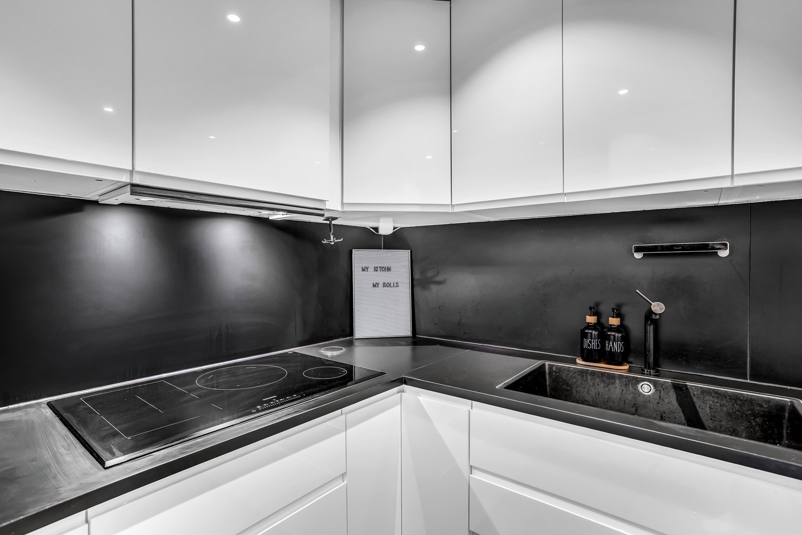 Induksjonstopp og underlimt vask i den mørke laminatbenkeplaten. Galleribilde