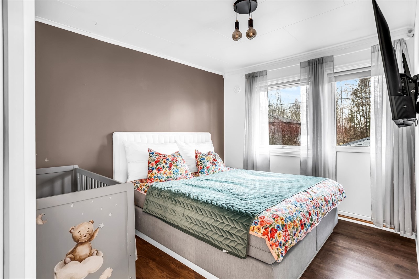 Hovedsoverommet har plass til dobbeltseng og tilhørende møblement. Galleribilde