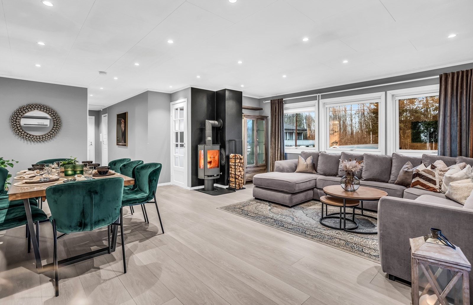 Hovedetasjen har en åpen stue- og spisestueløsning med store vindusflater. Galleribilde