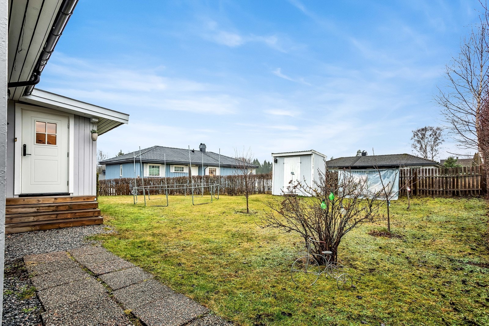 Hagen er opparbeidet med plen, som gir gode lekemuligheter. Galleribilde