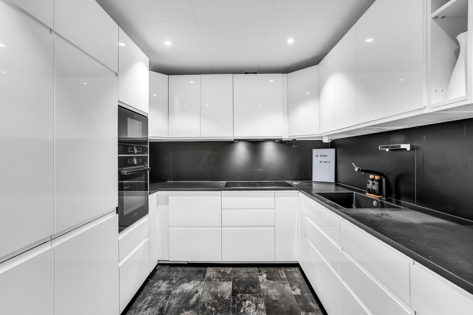 Kjøkkenet er praktisk utformet med integrert stekeovn og mikrobølgeovn i god arbeidshøyde. Galleribilde