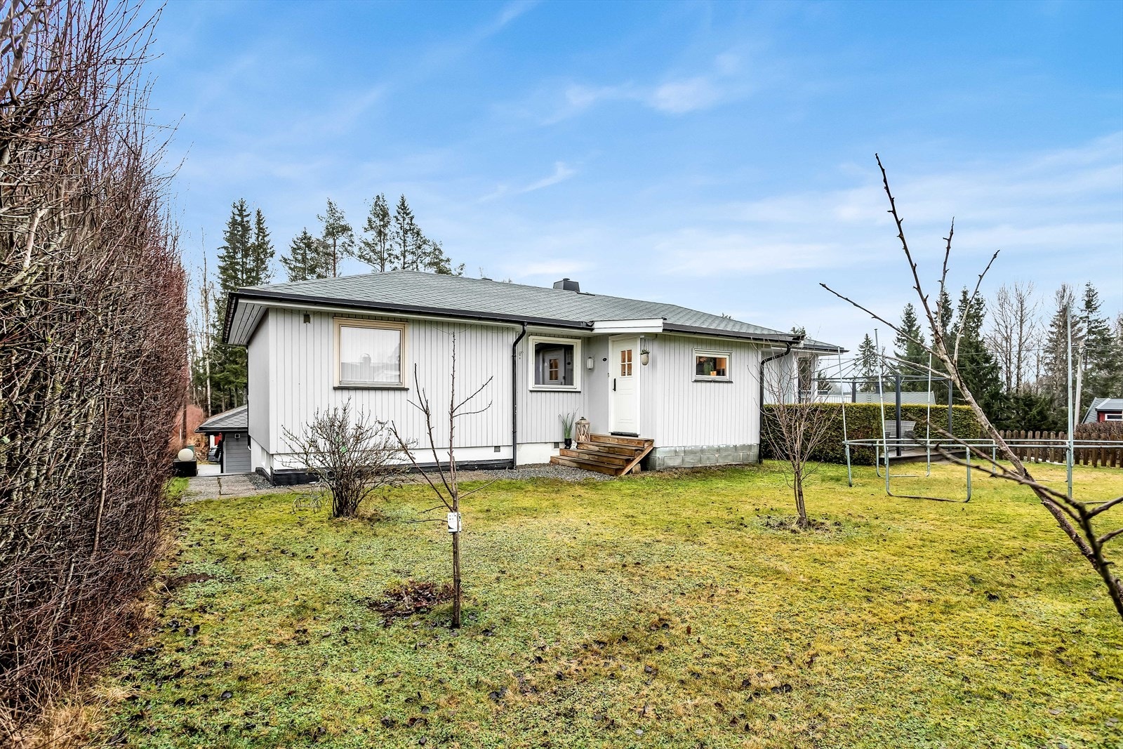 Baksiden av huset med utgang til hagen. Galleribilde