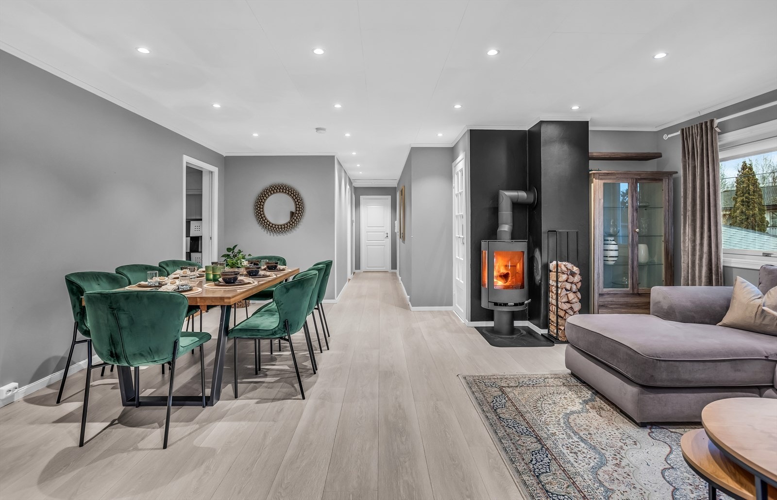 God plass til en romslig spisegruppe i tilknytning til stuen. Galleribilde