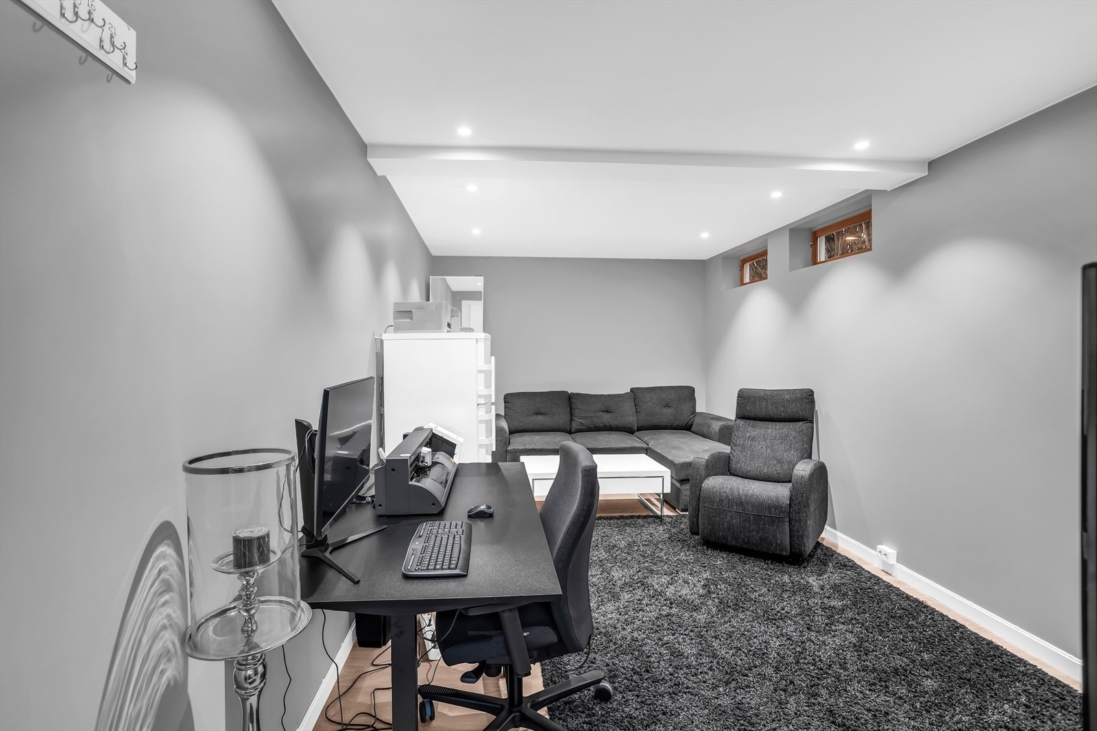 Innredet rom i underetasjen benyttet som kontor. Galleribilde