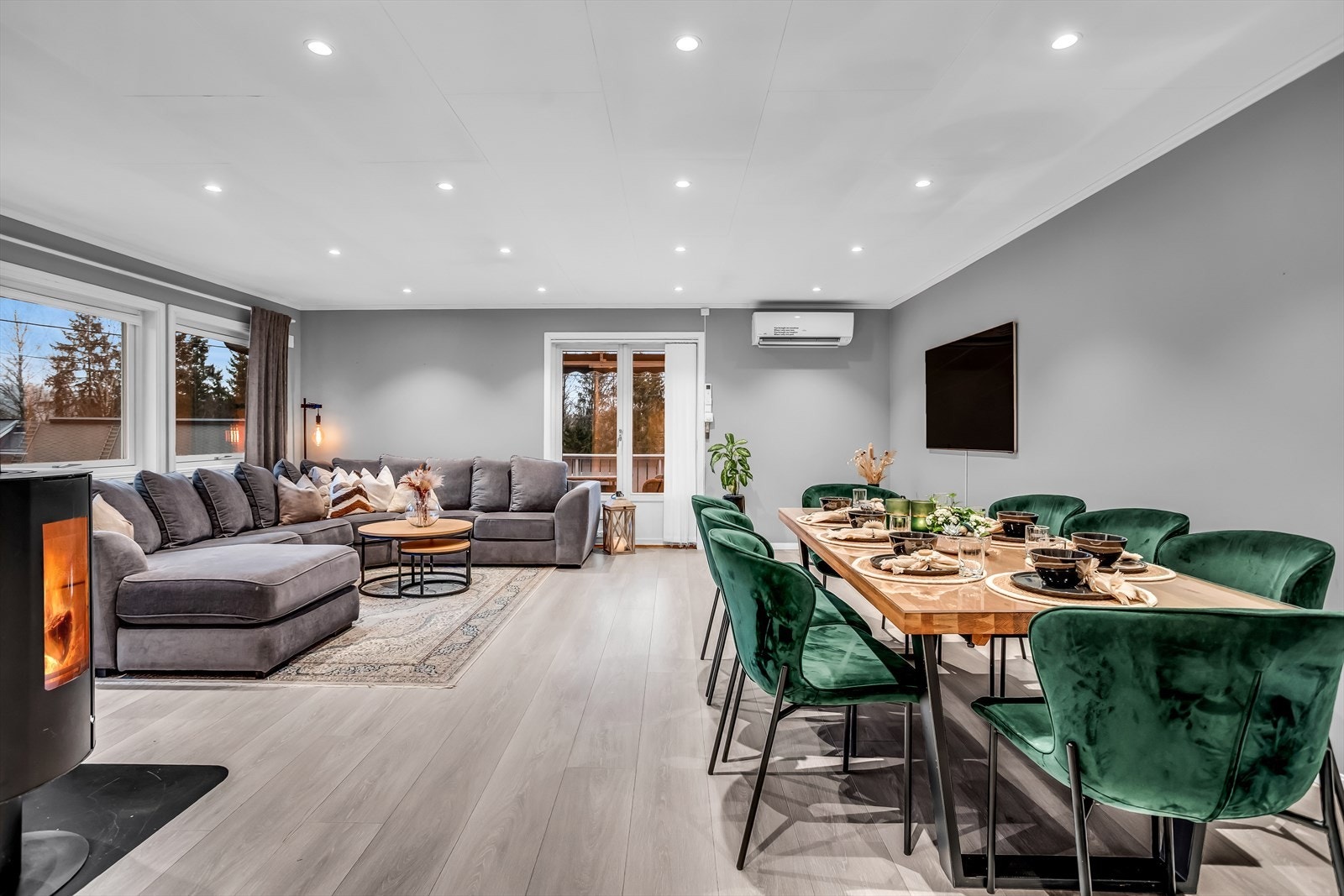 Stuen er romslig og enkel å møblere med både sofagruppe og spisebord. Galleribilde