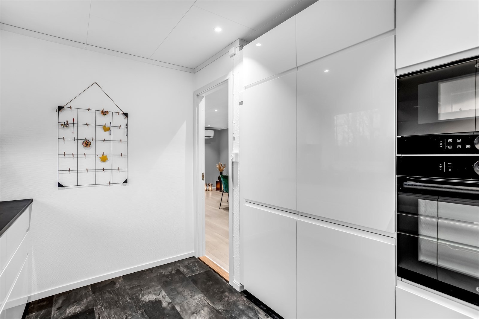 Integrert kjøl- og fryseskap er sømløst innlemmet i kjøkkeninnredningen. Galleribilde