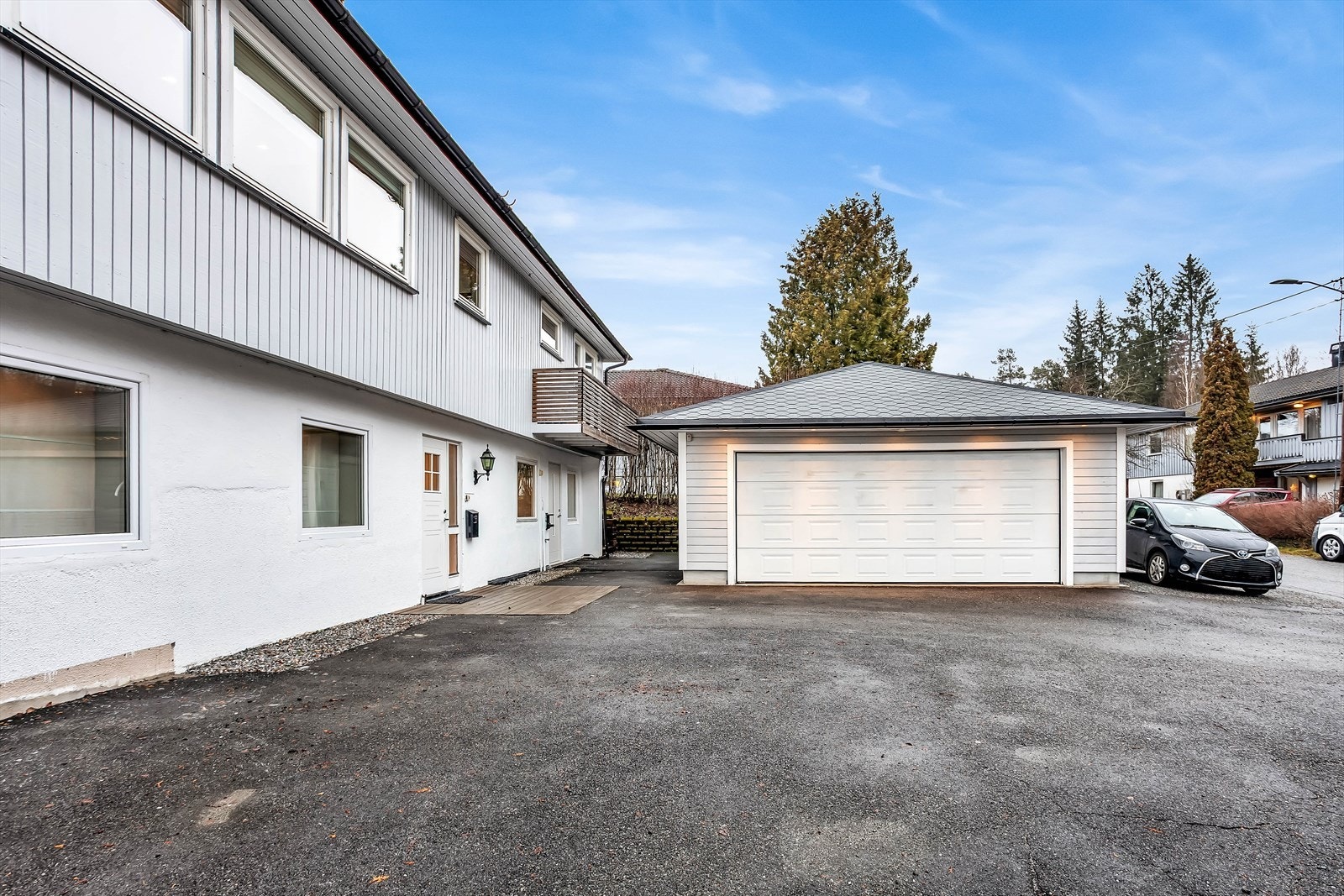 Dobbelgarasje med god plass til parkering og lagring. Galleribilde