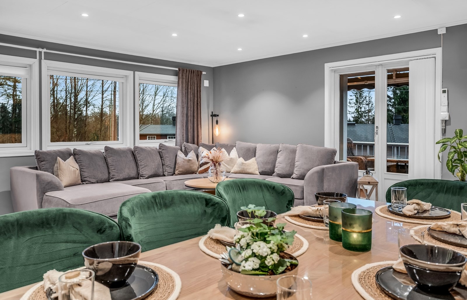 Store vinduer i stuen gir godt med dagslys og utsyn over nærområdet. Galleribilde