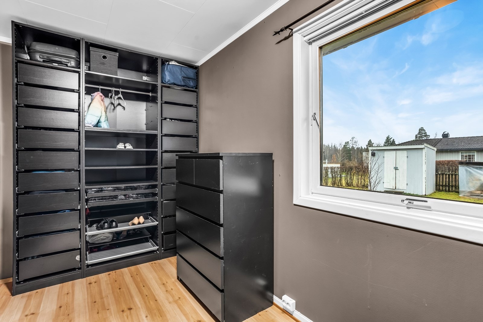 Eget rom i hovedetasjen innredet som walk-in-closet med praktiske hyllesystemer. Galleribilde