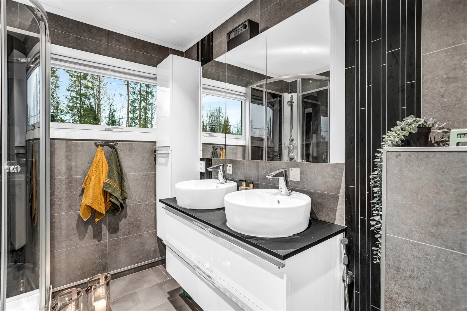 Dobbel servant med underskap og store speil gir god plass på badet. Galleribilde