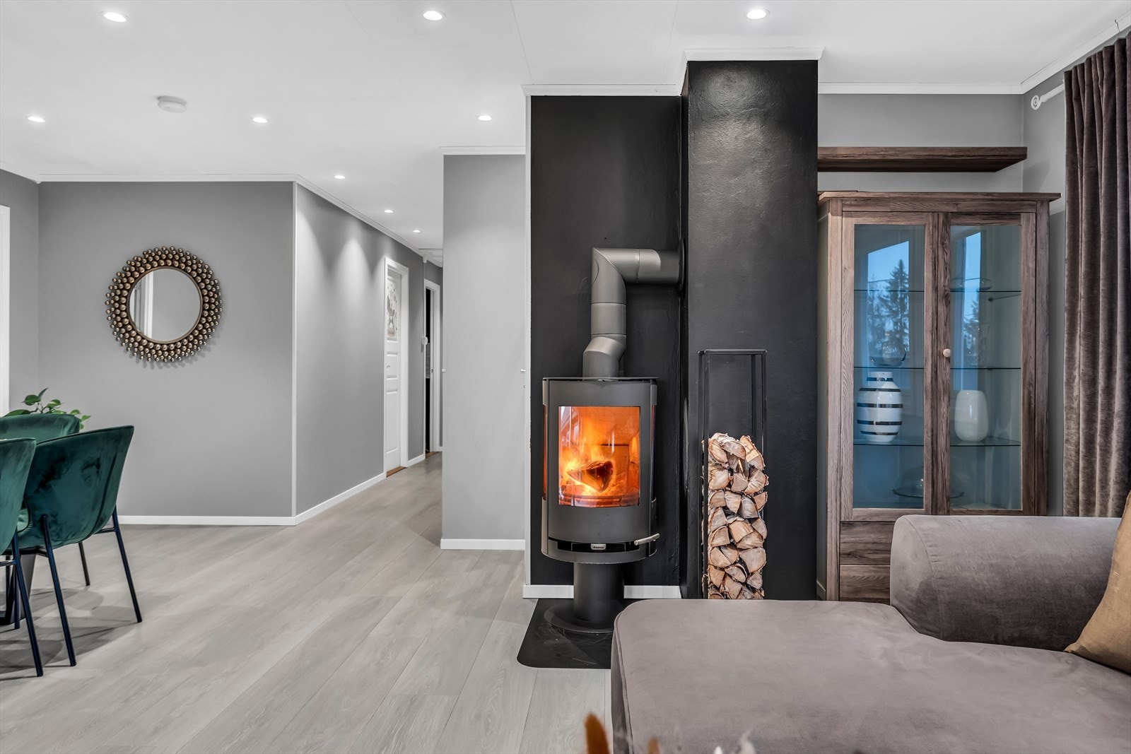 Vedovnen er sentralt plassert og fungerer som et samlingspunkt i rommet. Galleribilde