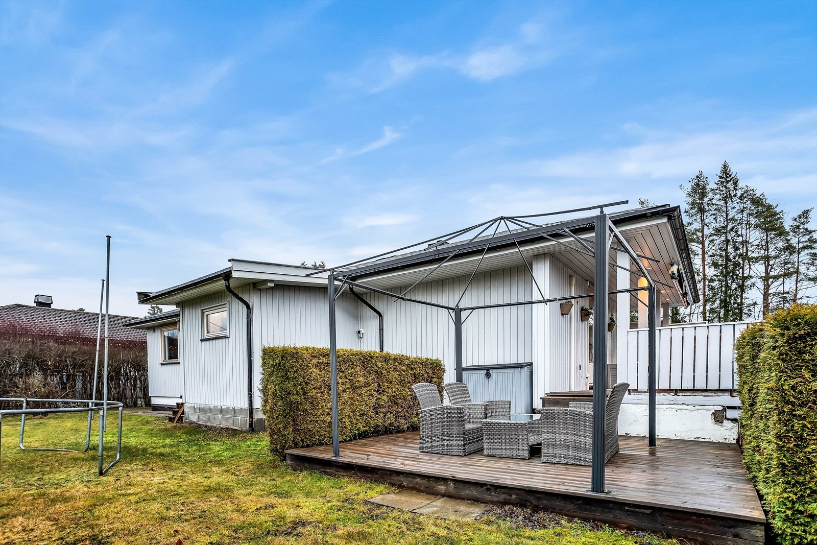 Eiendommen har flere uteplasser, inkludert en markterrasse. Galleribilde