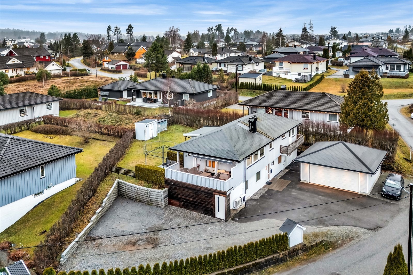 Enebolig med med hyggelig hageflekk, dobbelgarasje og en pent opparbeidet tomt. Galleribilde