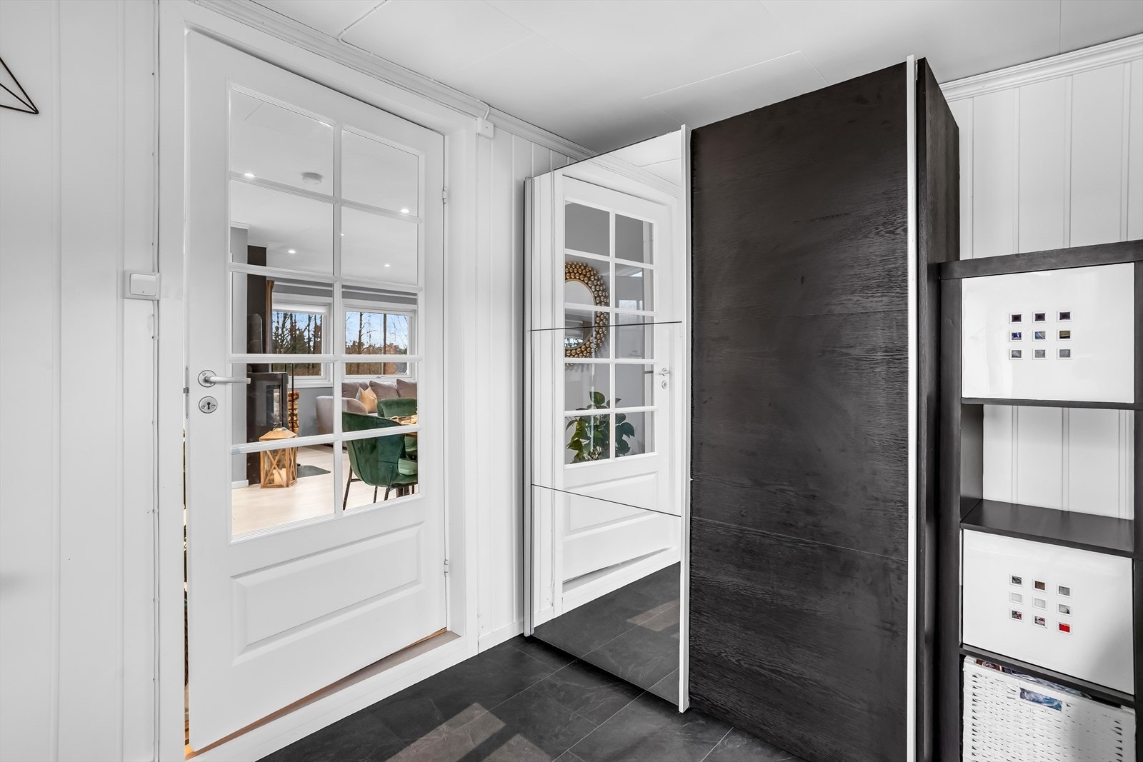 Fra entréen fører en glassdør inn til stue- og kjøkkenområdet. Galleribilde