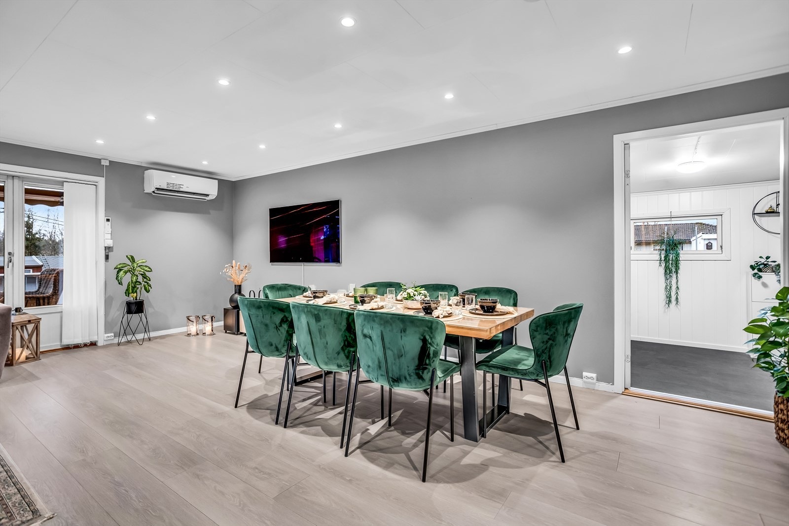 Spisestuen har god plass til langbord for sosiale sammenkomster. Galleribilde