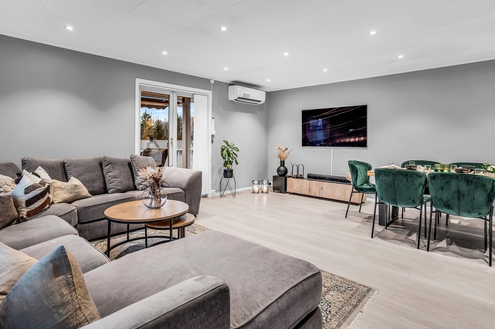 Luft-til-luft varmepumpe i stuen sørger for effektiv oppvarming. Galleribilde