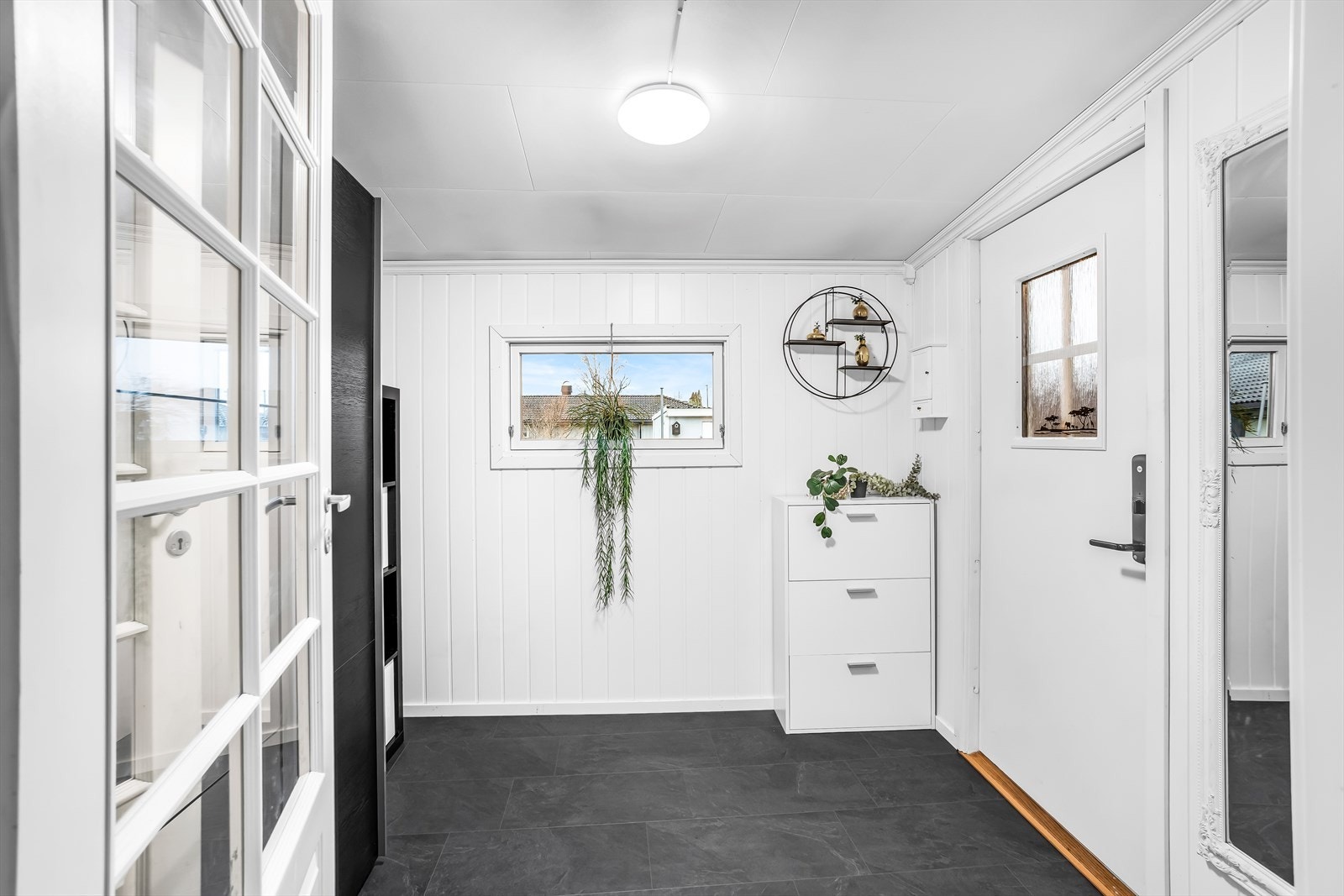 Lys entré i hovedetasjen med plass til garderobeløsninger. Galleribilde