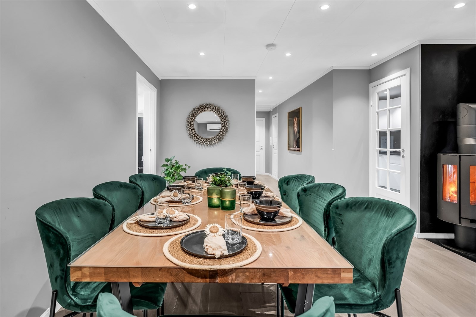 Spisestuedelen sett fra stuen, som viser den gode flyten i rommet. Galleribilde