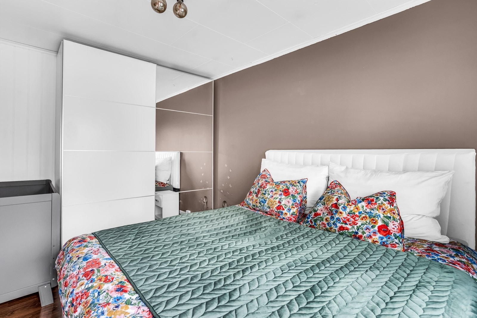 Romslig skyvedørsgarderobe med speilfronter på hovedsoverommet. Galleribilde