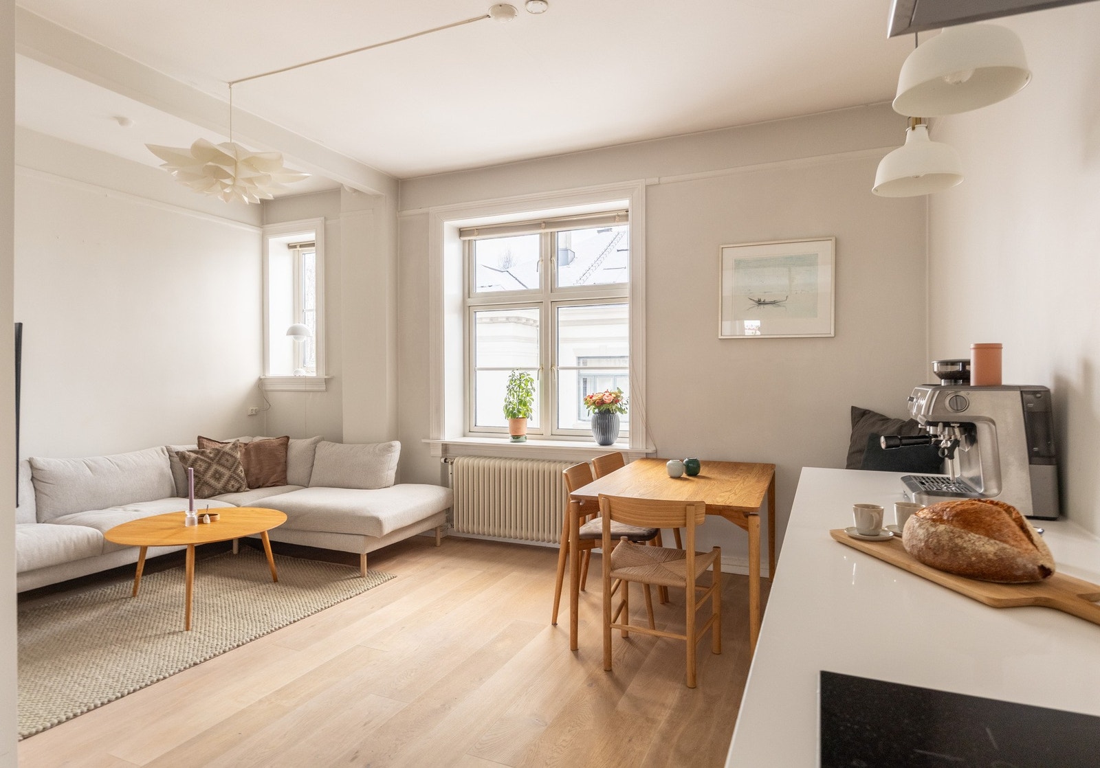 Leiligheten byr på flere gode kvaliteter med god standard. Flott utsyn mot hyggelig nærmiljøet. Galleribilde