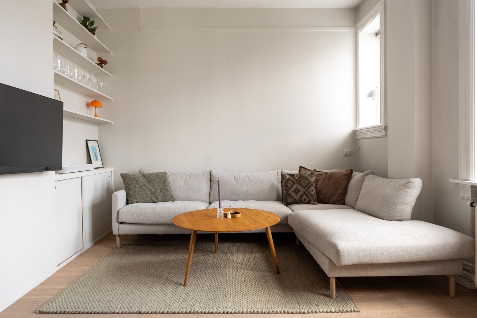 Leiligheten oppleves større grunnet kombinasjonen av planløsningen og takhøyde. Galleribilde