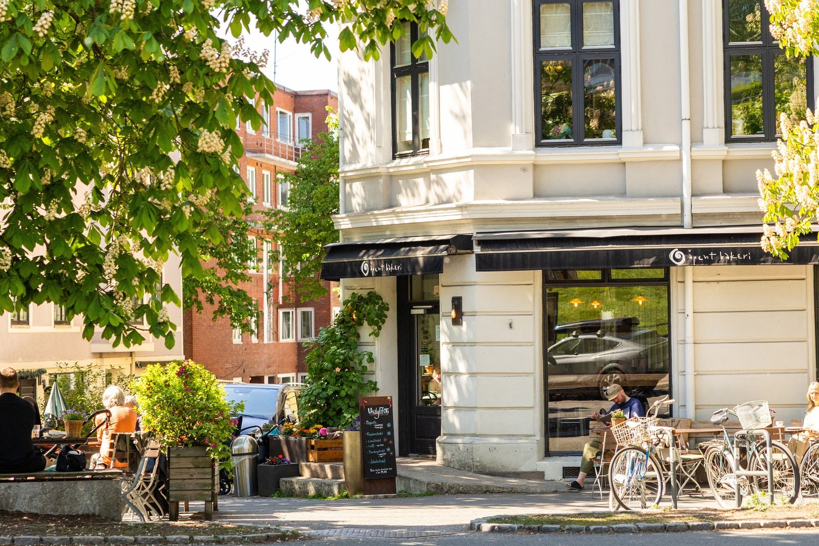 Flere hyggelige kafeer like ved. Galleribilde