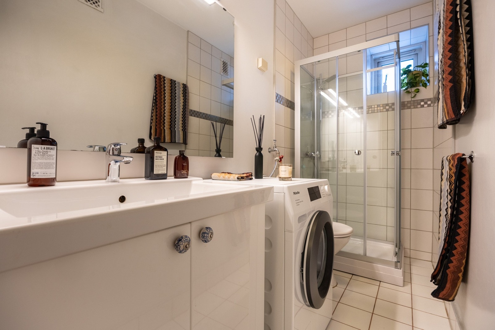 Pent baderom med gulvvarme. Varmtvann inkludert i felleskostnadene. Galleribilde