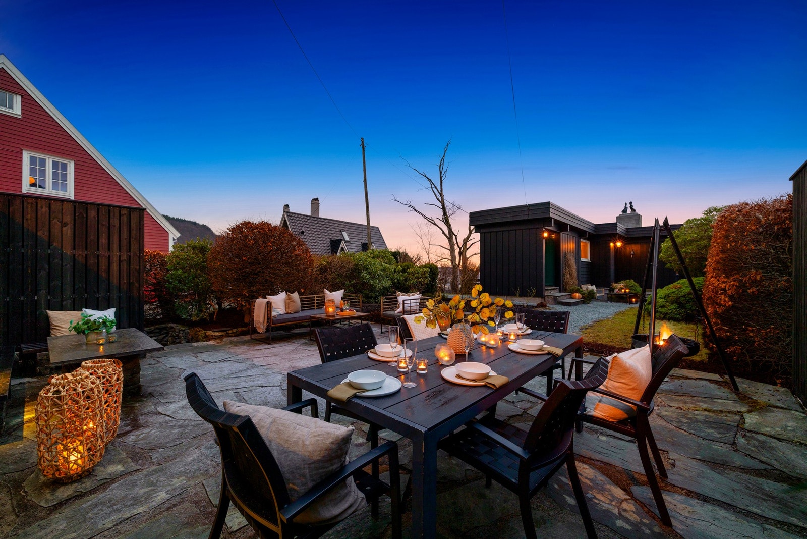 Gjennomtenkt opparbeidet tomt med flere naturlige soner som gir både funksjon og estetikk. Galleribilde