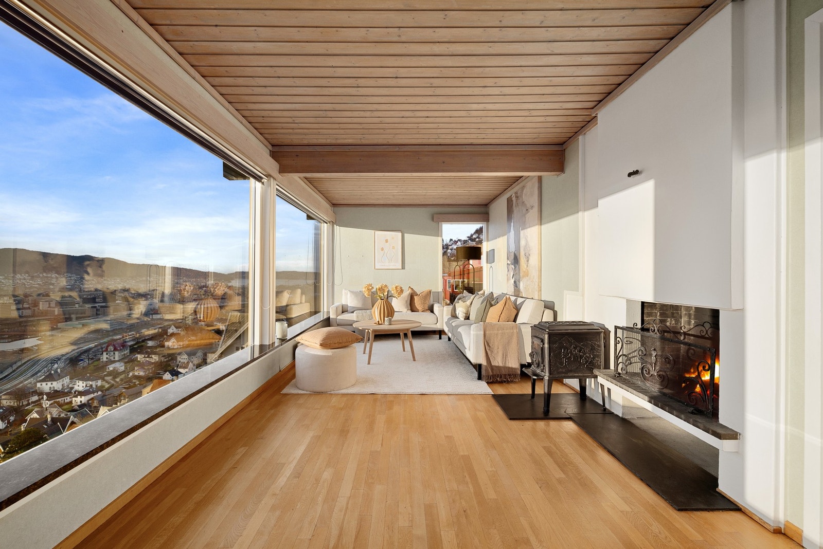 Planløsningen er funksjonell, men i hovedsak tilpasset byggeåret, og fremstår i dag som moden for oppussing/renovering. Galleribilde