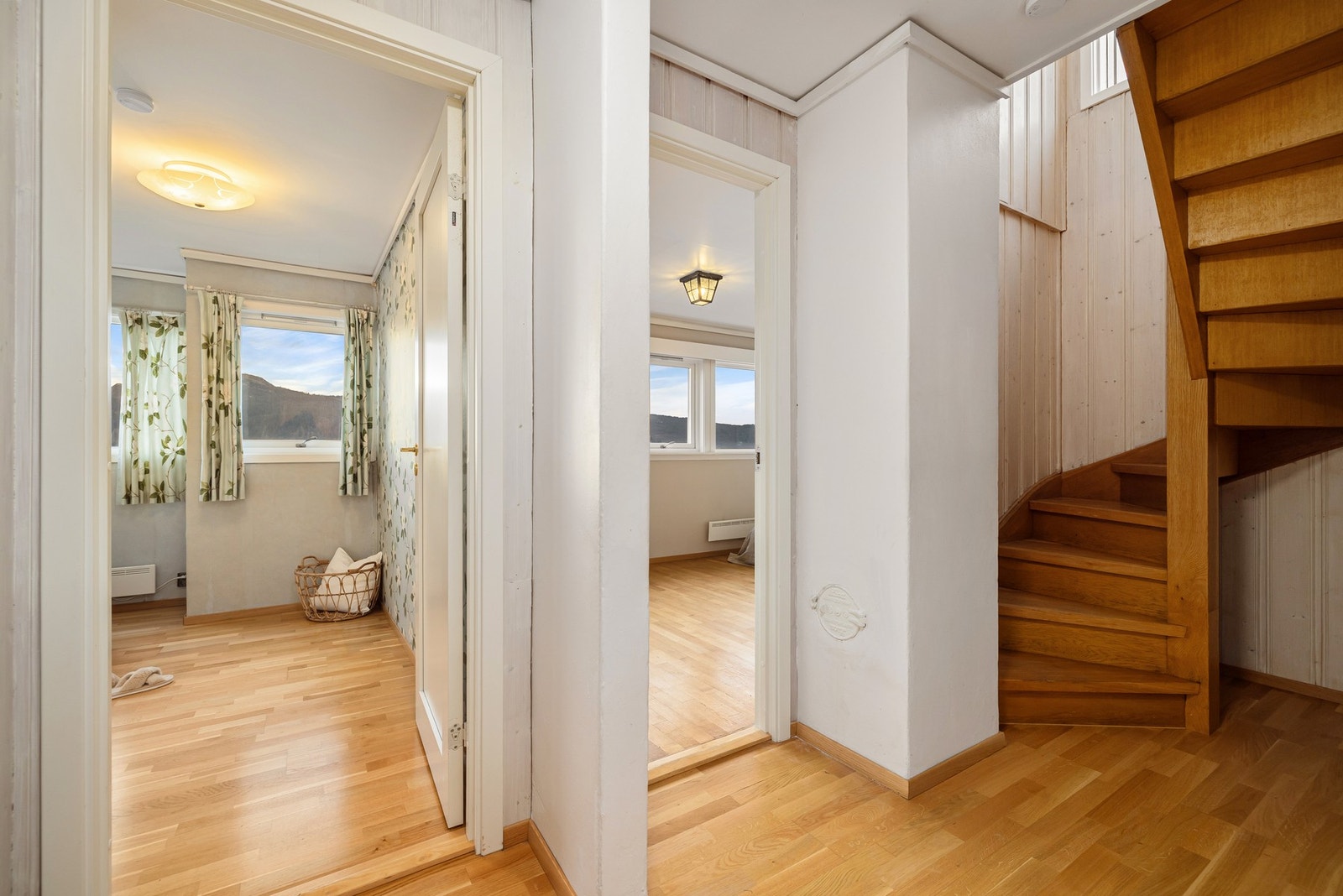 I underetasjen (u1) ligger 3 soverom, gang, bod og bad. Galleribilde