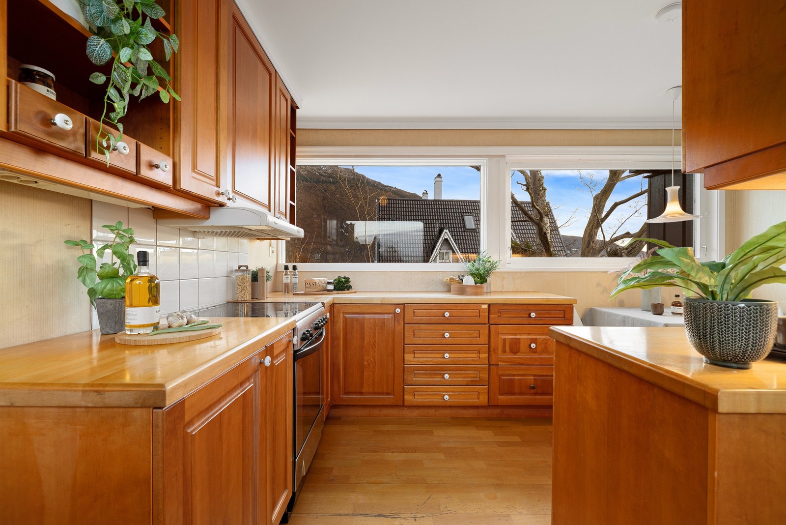 Godt med skap- og benkeplass. Galleribilde