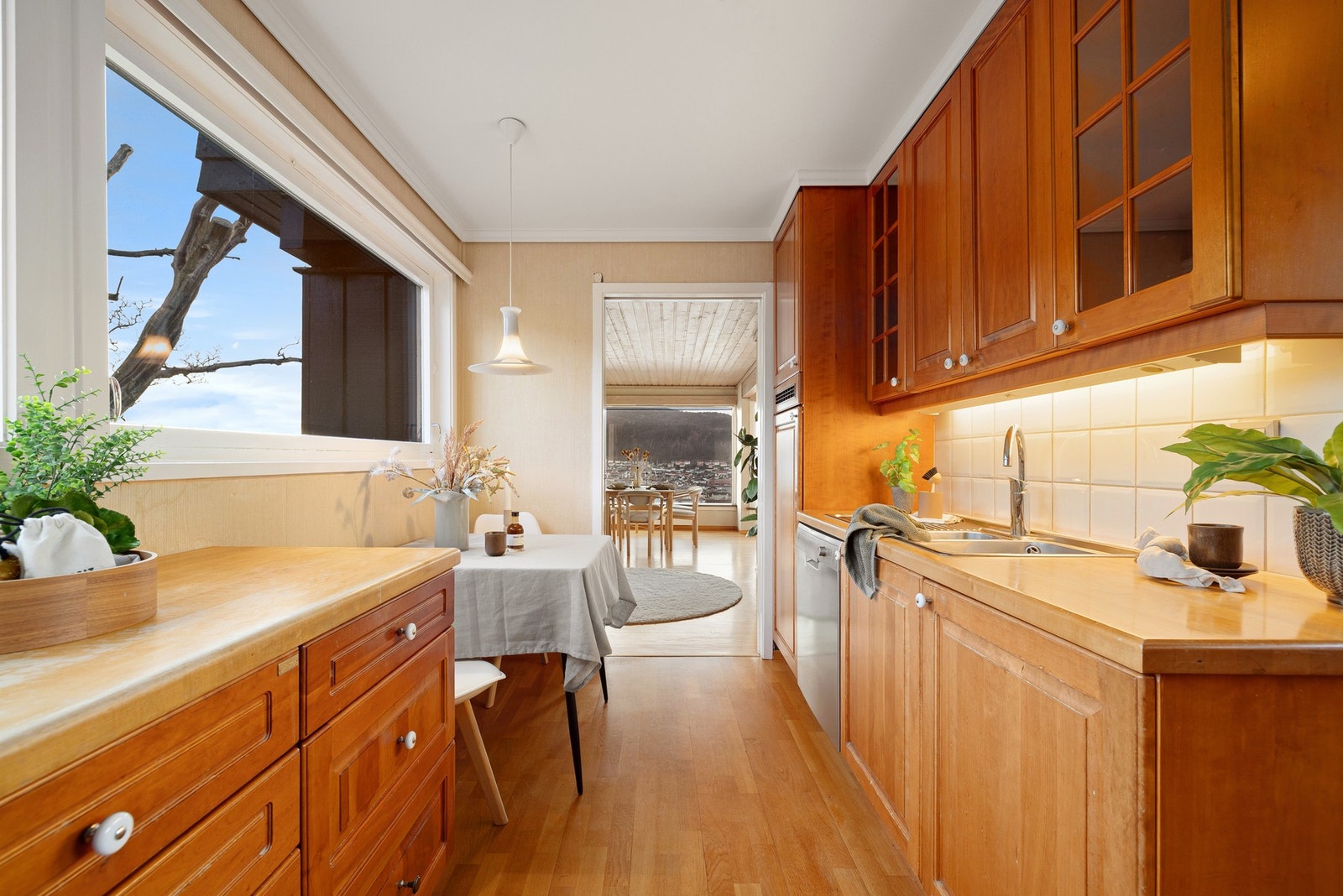 Kjøkkeninnredning er fra 1990-tallet. Galleribilde