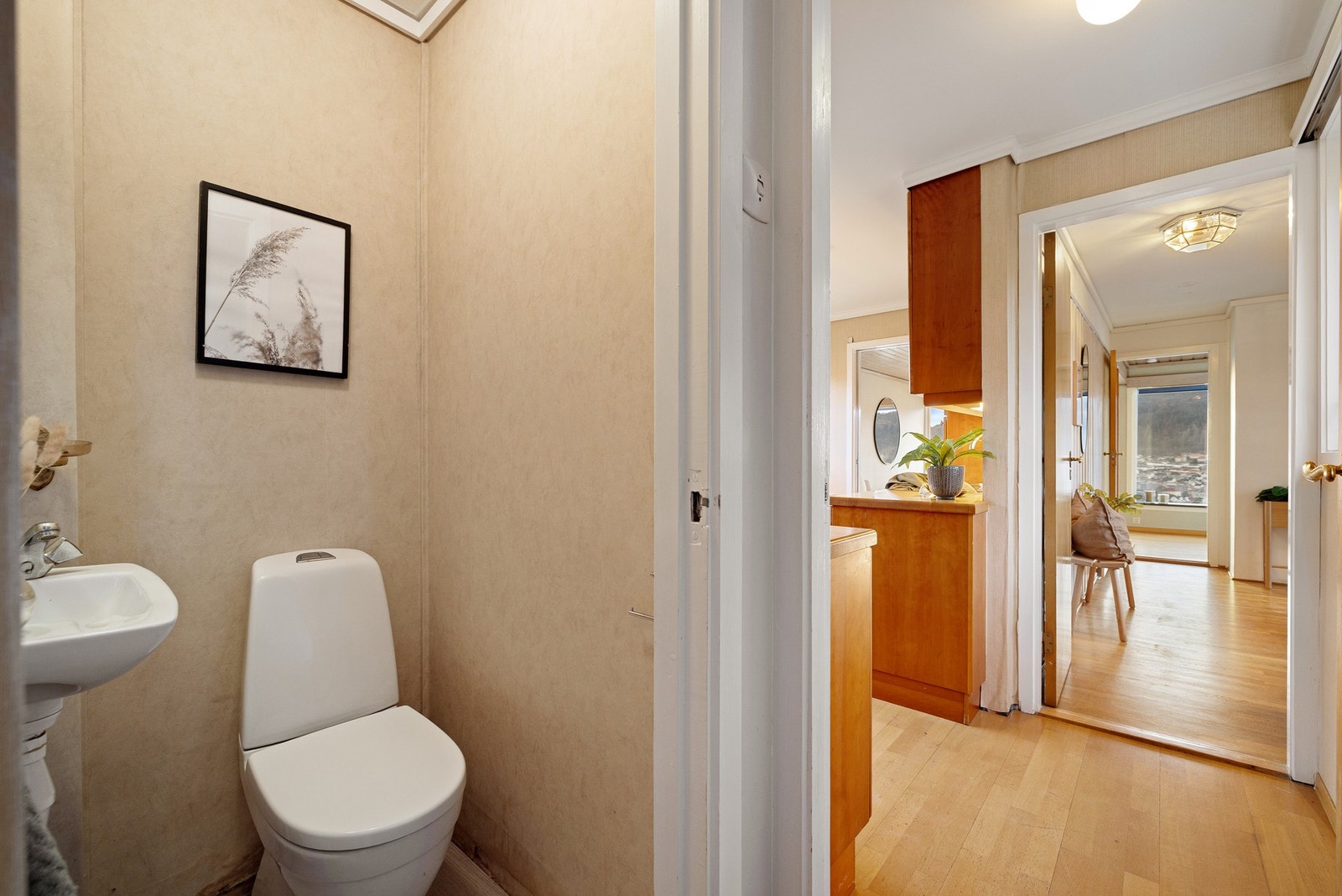 I hovedetasjen er det et toalettrom med vask. Galleribilde