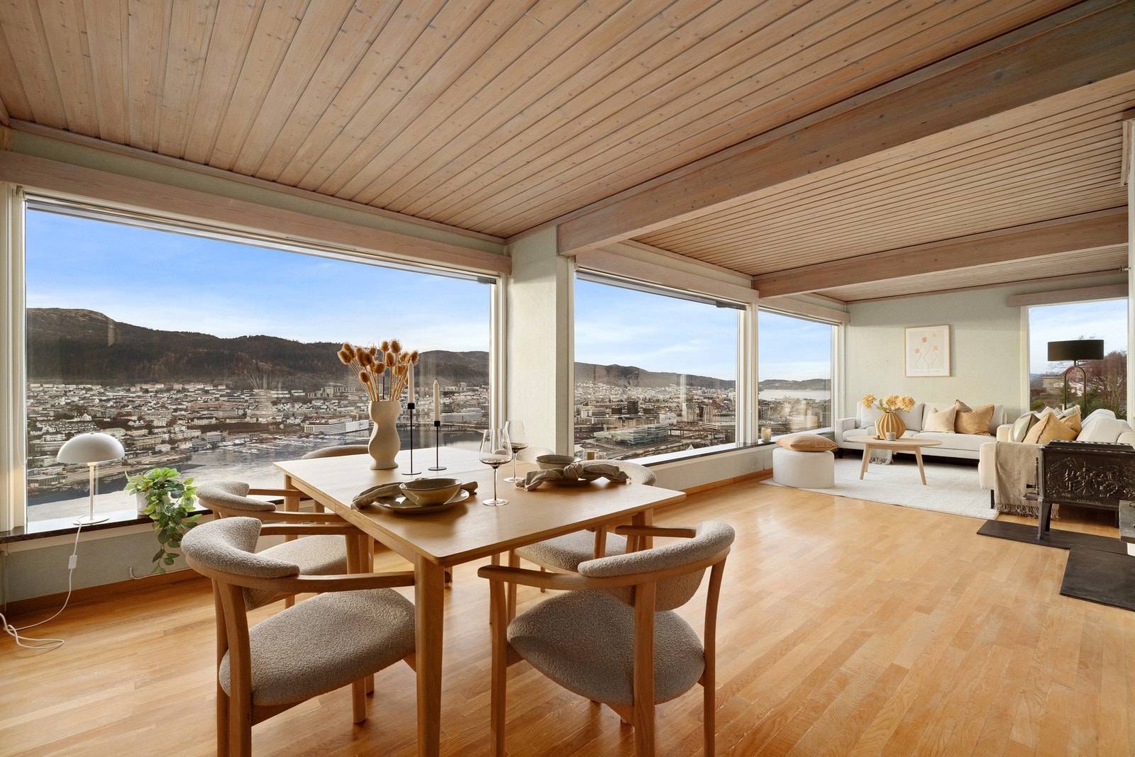 Original og karaktersterkt bolig med særpreg og autentisitet. I stue, gang og trapp er dette er bygget med heltre eikegulv Galleribilde