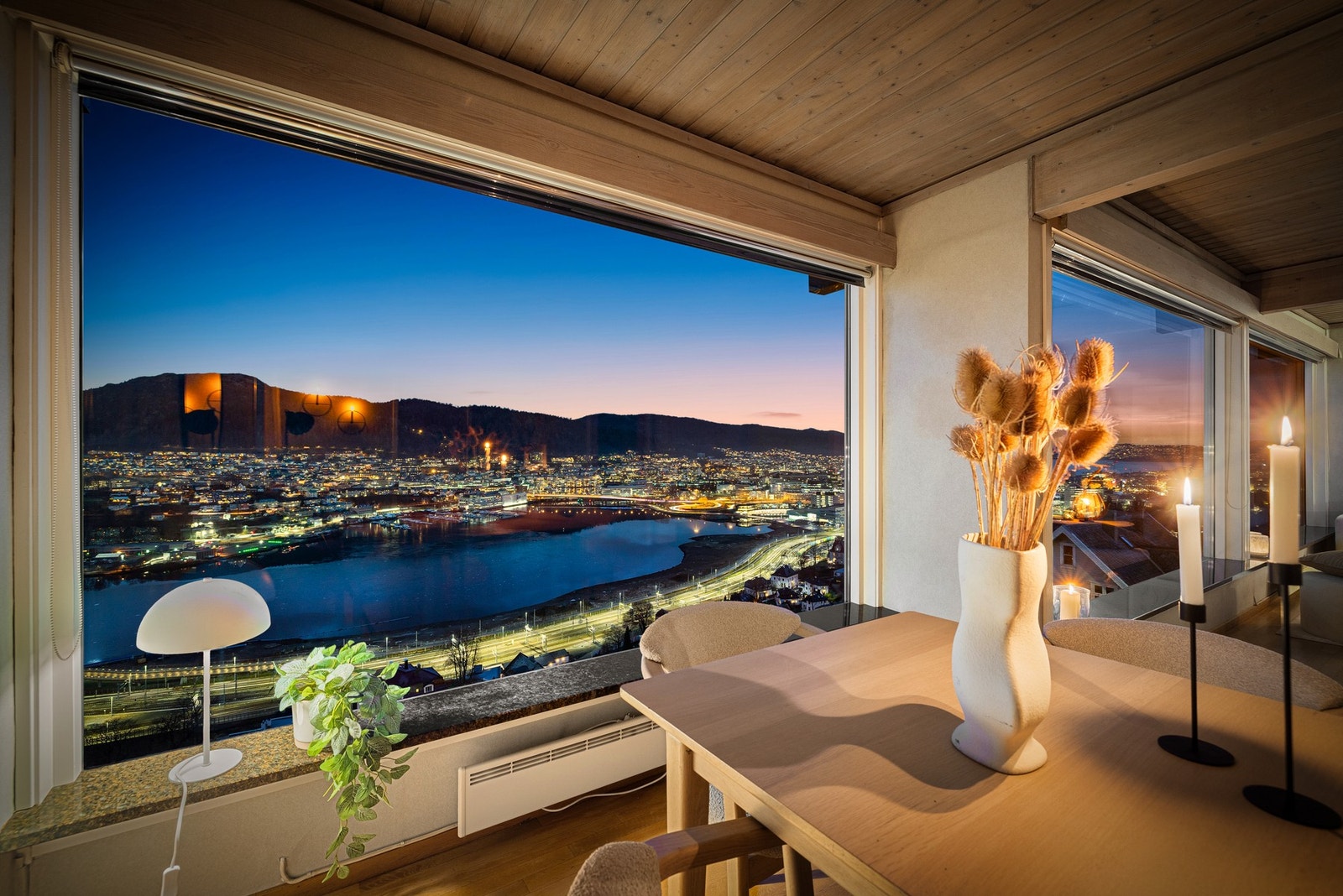 Bolig har i hovedsak utdatert standard. Dette er en unik mulighet til å renovere boligen fra grunnen av og realisere et hjem som kombinerer arkitektonisk arv med moderne løsninger. Galleribilde