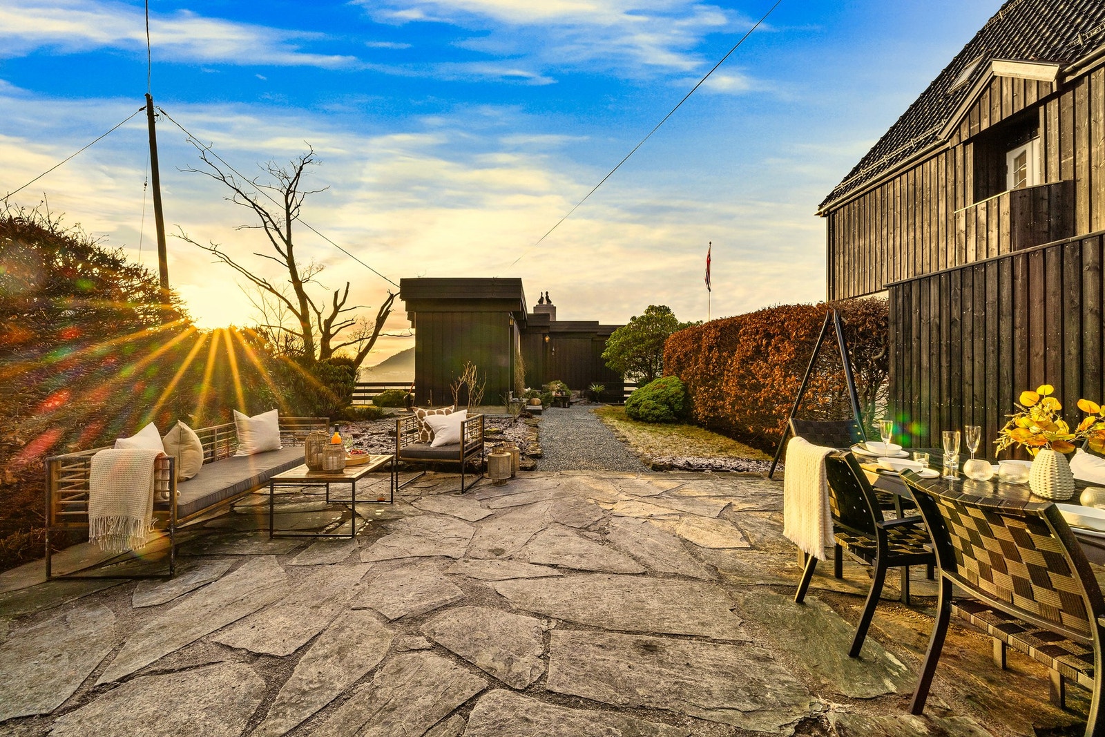 Steinlagte utearealer, beplantning og nivåforskjeller skaper et helhetlig og eksklusivt utemiljø med klare arkitektoniske kvaliteter. Galleribilde