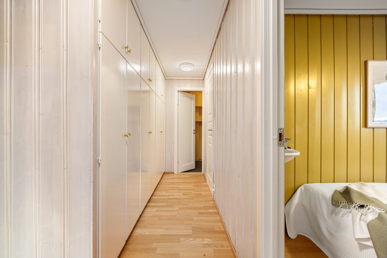 Det er integrert garderobeskap i gangen på vei mot badet. Galleribilde